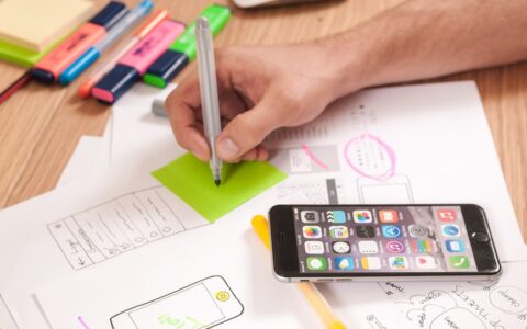 Além disso, o marketing digital permite mensurar os resultados das campanhas de forma precisa. Com o uso de ferramentas de análise, é possível saber quantas pessoas foram impactadas pelo anúncio, quantas converteram em vendas e qual foi o retorno sobre o investimento.