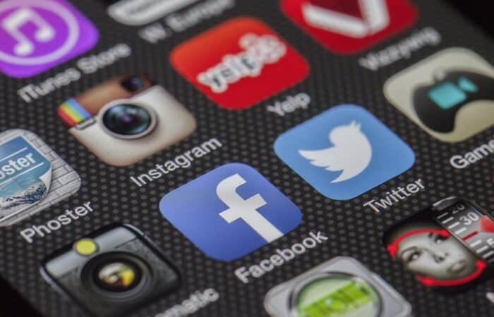 O Facebook permite que os usuários criem perfis pessoais, adicionem amigos, compartilhem fotos e vídeos, enviem mensagens e participem de grupos e eventos. Além disso, a plataforma também oferece recursos como páginas de negócios, anúncios direcionados e a opção de transmitir ao vivo.