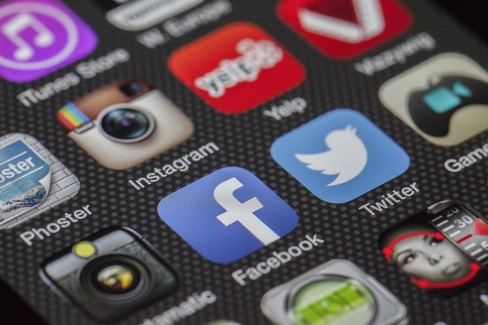 O Facebook permite que os usuários criem perfis pessoais, adicionem amigos, compartilhem fotos e vídeos, enviem mensagens e participem de grupos e eventos. Além disso, a plataforma também oferece recursos como páginas de negócios, anúncios direcionados e a opção de transmitir ao vivo.