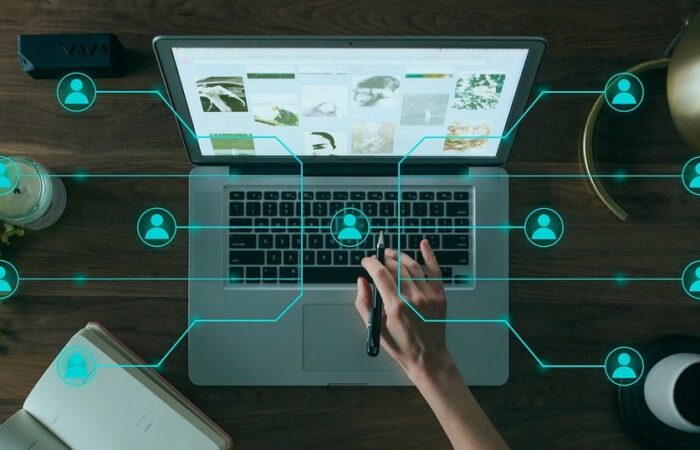 Uma das principais vantagens do marketing digital é a possibilidade de alcançar um público-alvo específico. Através de ferramentas como anúncios online, redes sociais e email marketing, é possível direcionar mensagens para pessoas que têm interesse no produto ou serviço ofertado.